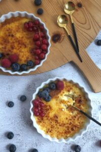 2 Förmchen mit Creme brulee von oben