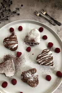 Teller mit Schoko-Brownie-Herzen