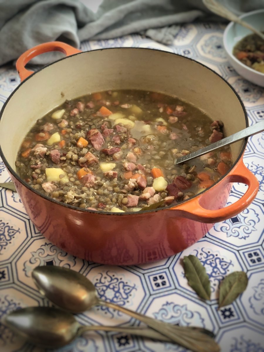 Topf mit Linsensuppe