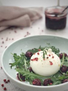 teller-mit-rucola-burrata-pfefferkirschen