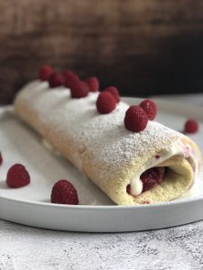 biskuitrolle mit himbeeren