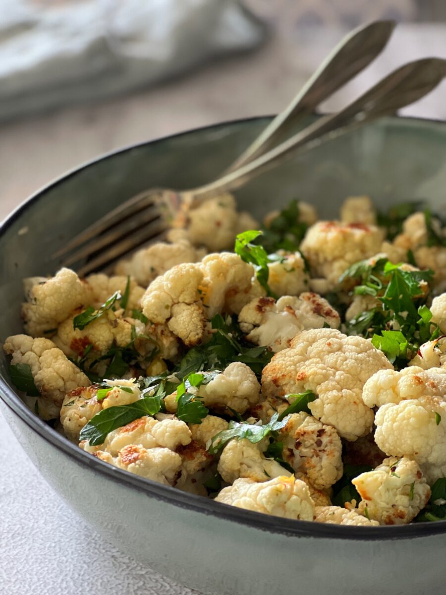 geroesteter-blumenkohlsalat-in-schuessel
