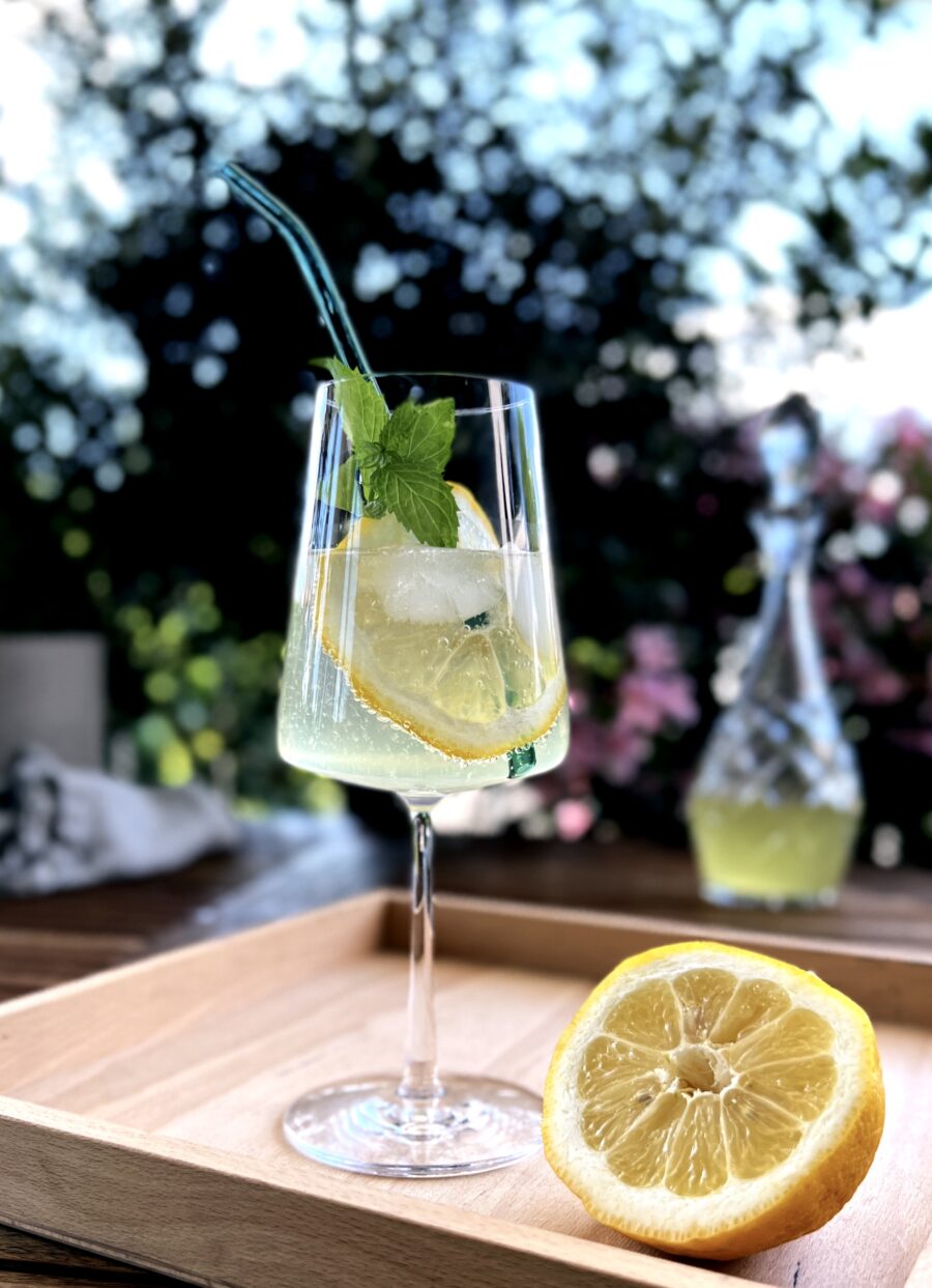 ein-glas-mit-limoncello-spritz