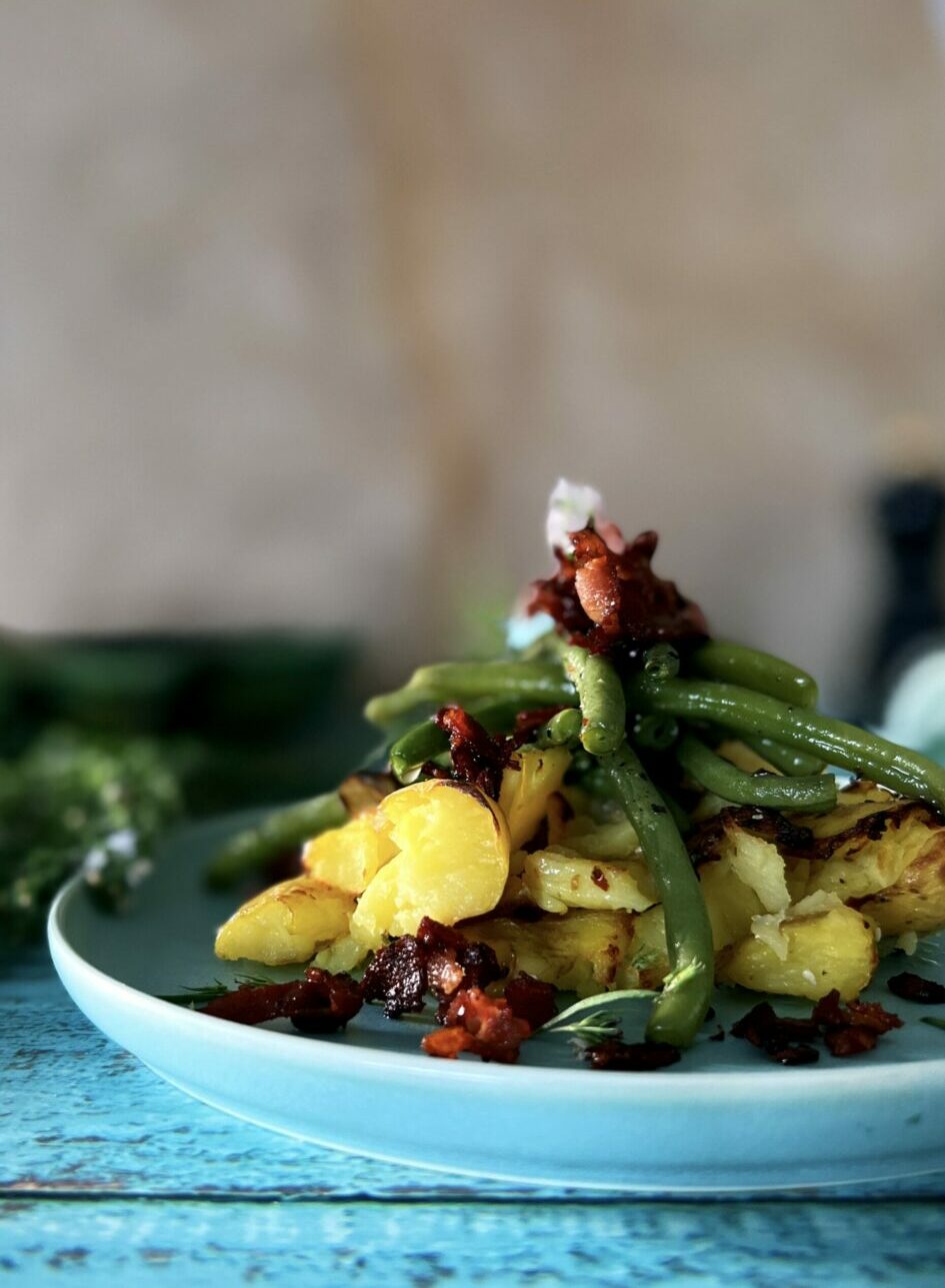 Grüne Bohnen mit Smashed Potatoes und Schweinebauch Krusteln