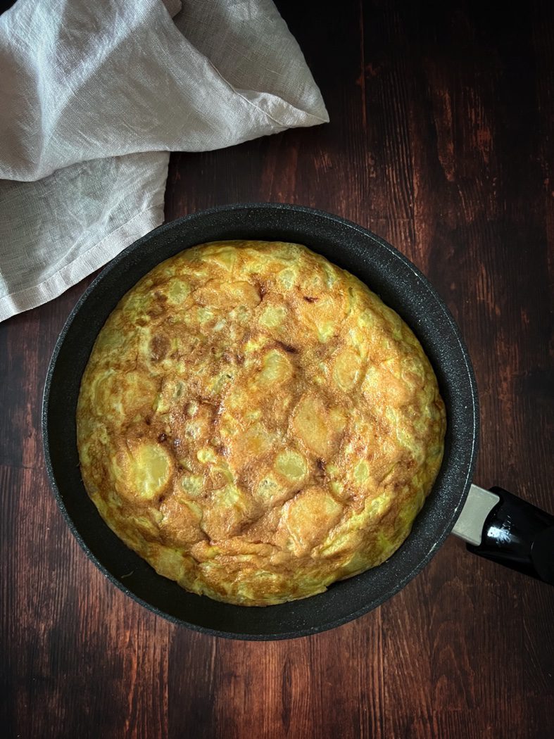 spanische tortilla in einer bratpfanne