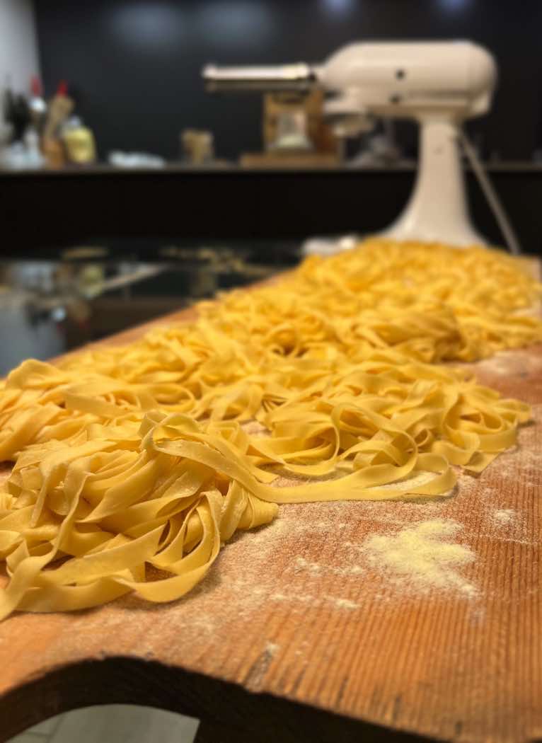 tagliatelle auf einem holzbrett