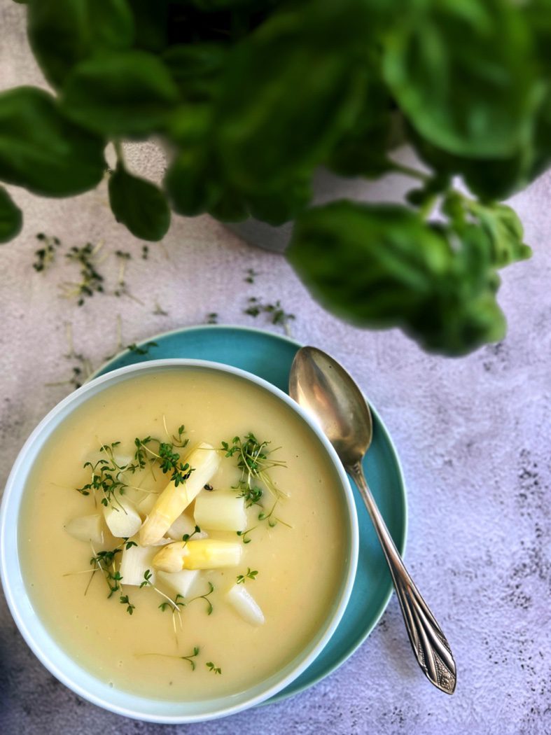 ein teller voll spargelcremsuppe