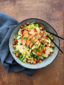 Ceasar Salat in Schüssel mit Hähnchenfleisch