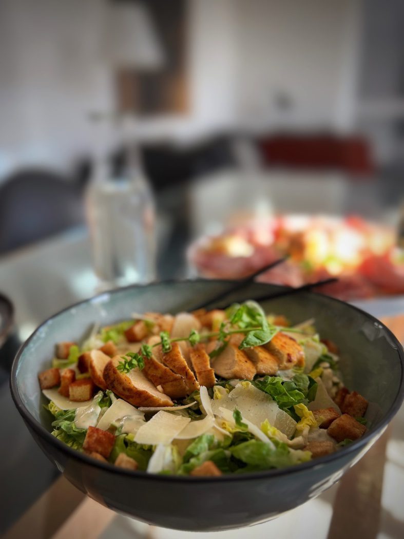 Schüssel mit Ceasar Salat