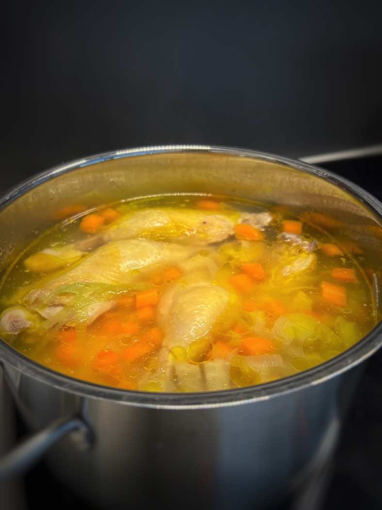 Kochtopf mit Hühnersuppe