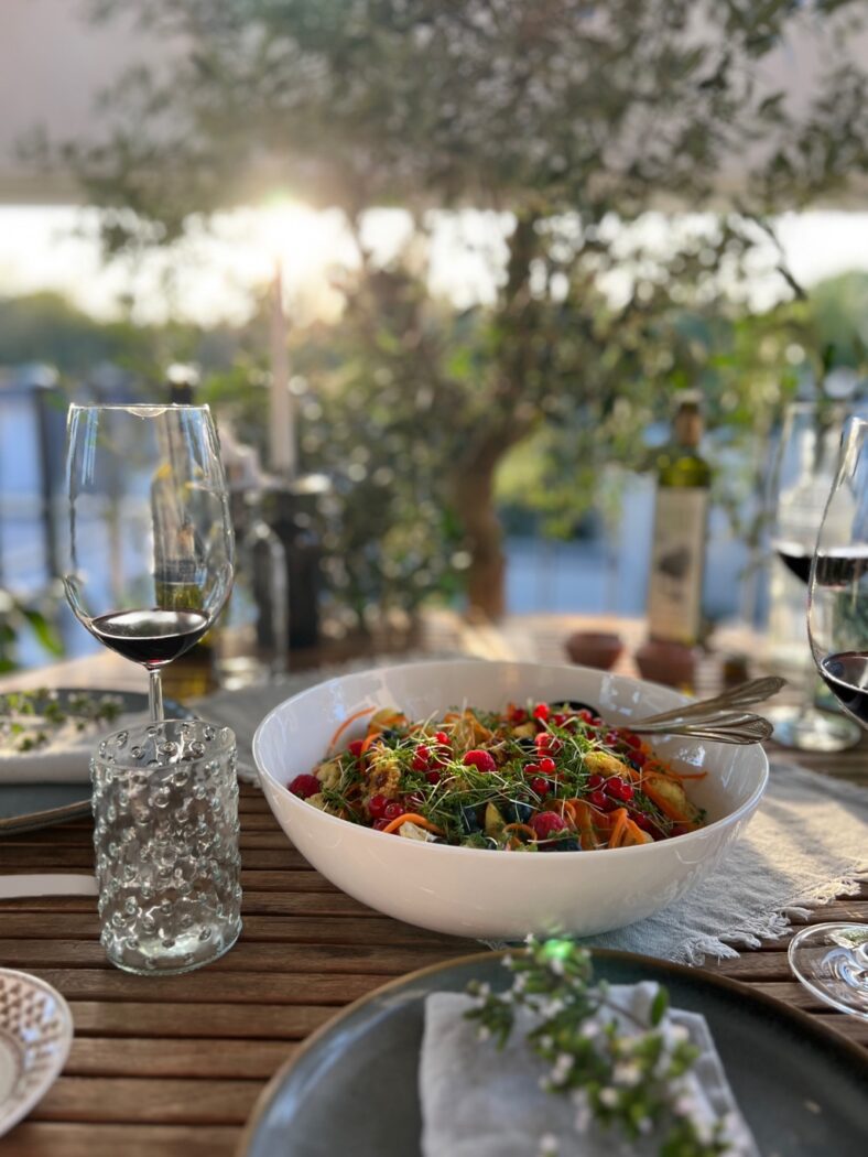 Salatschüssel auf einem gedeckten Tisch